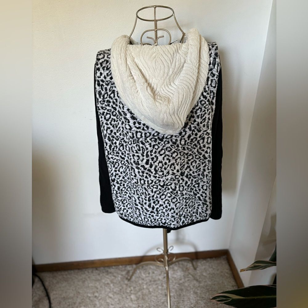 Zenergy by Chico's Leopard Print Zip Hoodie Pockets Chico's Size 2 Black White - Picture 9 of 12
